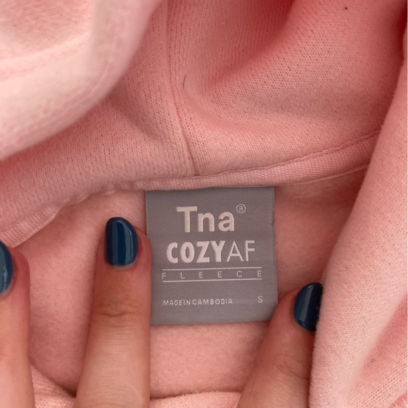 ARITZIA TNA COZY AF PINK HOODIE - Picture 3 of 3